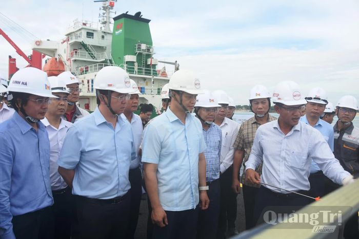 Đồng chí Vương Quốc Tuấn, Bí thư Tỉnh ủy và đoàn công tác kiểm tra dự án Đầu tư xây dựng Khu bến cảng Mỹ Thủy - Ảnh: Đ.V