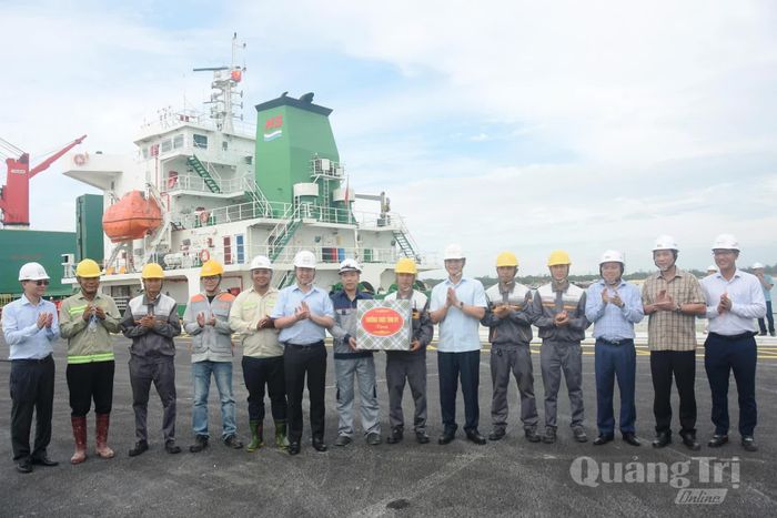 Các đồng chí lãnh đạo tỉnh tặng quà cho cán bộ, nhân viên thi công tại công trường dự án Đầu tư xây dựng Khu bến cảng quốc tế Mỹ Thủy - Ảnh: Đ.V