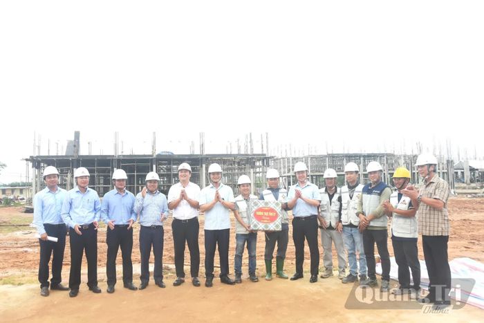 Đồng chí Vương Quốc Tuấn, Bí thư Tỉnh ủy tặng quà nhà thầu, đơn vị thi công Trường Chính trị Lê Duẩn - Ảnh: Đ.V