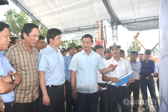 Đồng chí Vương Quốc Tuấn, Bí thư Tỉnh ủy nghe báo cáo tiến độ thực hiện dự án Quốc lộ 15D đoạn từ Cảng Mỹ Thủy đến cao tốc Cam Lộ-La Sơn - Ảnh: Đ.V