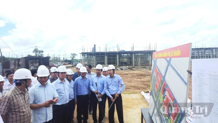 Đồng chí Vương Quốc Tuấn, Bí thư Tỉnh ủy nghe báo cáo tiến độ triển khai dự án Trường Chính trị Lê Duẩn - Ảnh: Đ.V