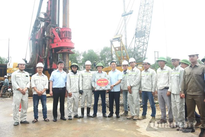 Đồng chí Vương Quốc Tuấn, Bí thư Tỉnh ủy tặng quà cho đơn vị thi công dự án Quốc lộ 15D đoạn từ Cảng Mỹ Thủy đến cao tốc Cam Lộ-La Sơn - Ảnh: Đ.V
