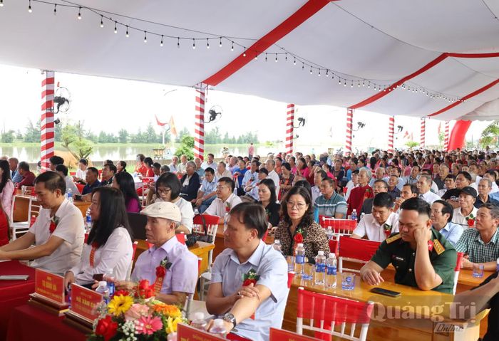 Buổi lễ có sự tham gia của đông đảo con cháu họ Hồ Văn xã Đông Trạch - Ảnh: D.H