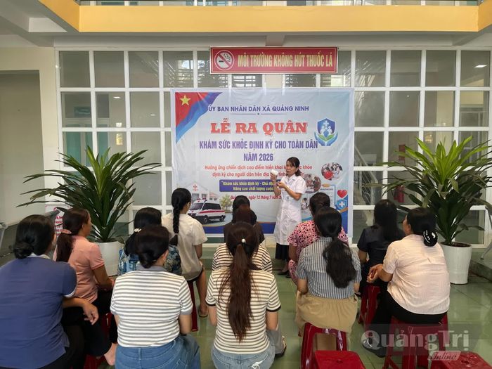 Buổi truyền thông, tư vấn sử dụng các biện pháp tránh thai cho phụ nữ trong độ tuổi sinh đẻ tại xã Quảng Ninh - Ảnh: L.A