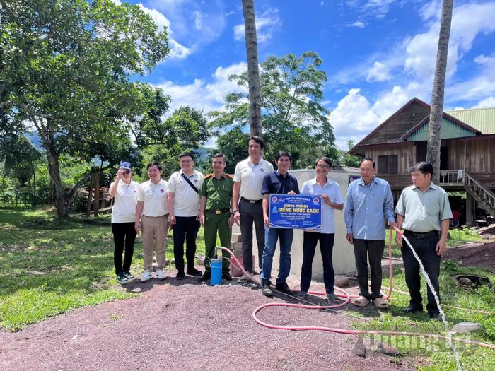 Trao tặng giếng nước sạch phục vụ bà con tại thôn Xy, xã A Dơi - Ảnh: L.O