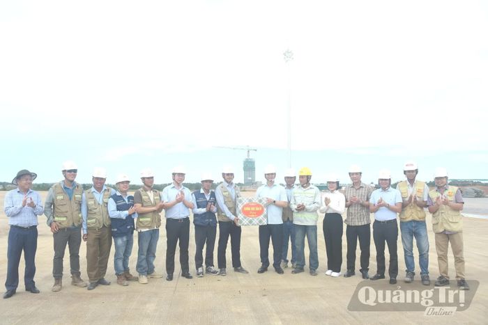 Đồng chí Vương Quốc Tuấn, Bí thư Tỉnh ủy và các đồng chí lãnh đạo tỉnh tặng quà đơn vị thi công dự án Đầu tư xây dựng Cảng hàng không Quảng Trị - Đ.V