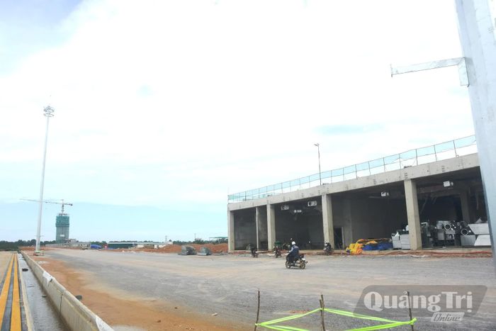 Hạng mục công trình nhà ga, đài quan sát không lưu dự án Đầu tư xây dựng Cảng hàng không Quảng Trị đang được gấp rút thi công - Đ.V