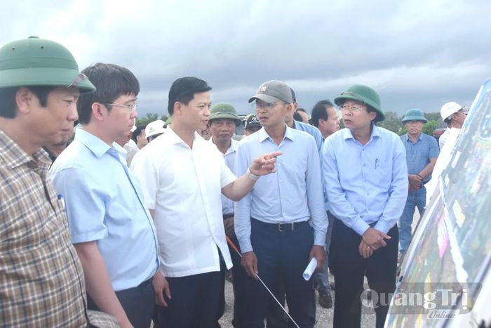 Đồng chí Vương Quốc Tuấn, Bí thư Tỉnh ủy nghe báo cáo tiến độ dự án Đường ven biển kết nối Hành lang kinh tế Đông-Tây (giai đoạn 1) - Ảnh: Đ.V
