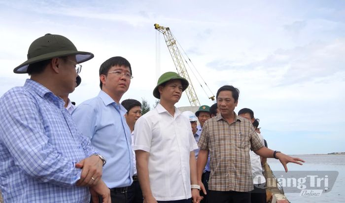 Đồng chí Vương Quốc Tuấn, Bí thư Tỉnh ủy kiểm tra hiện trạng Cảng Cửa Việt - Ảnh: Đ.V