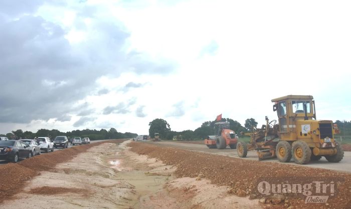 Dự án Đường ven biển kết nối Hành lang kinh tế Đông-Tây (giai đoạn 1) đang được thi công - Ảnh: Đ.V