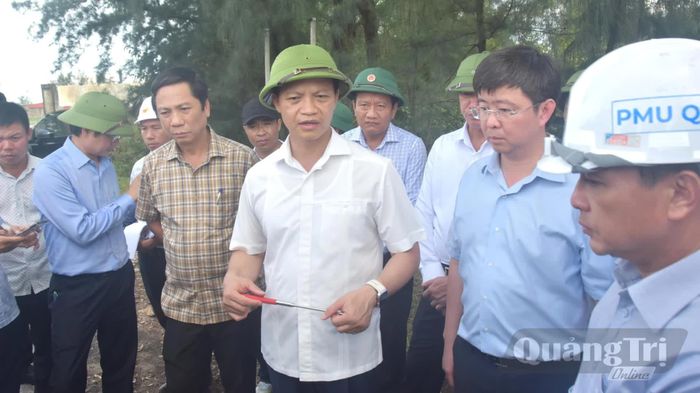 Đồng chí Vương Quốc Tuấn, Bí thư Tỉnh ủy nghe báo cáo tình hình thực hiện dự án Nâng cấp, mở rộng Quốc lộ 9 đoạn từ Cảng Cửa Việt đến Quốc lộ 1 - Ảnh: Đ.V