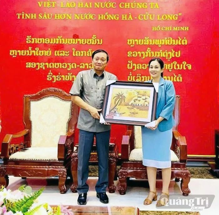 Tranh gạo Kiều Trân vinh dự đồng hành trong hoạt động giao lưu, thắt chặt tình hữu nghị gắn kết Việt-Lào - Ảnh: L.Chi