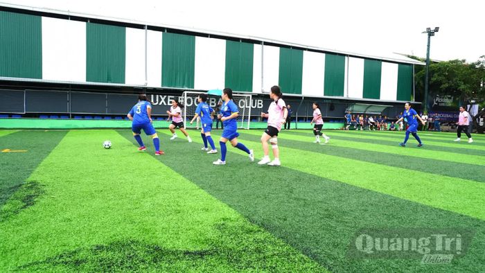 Các đội bóng nữ thi đấu tại Ngày hội - Ảnh: H.T