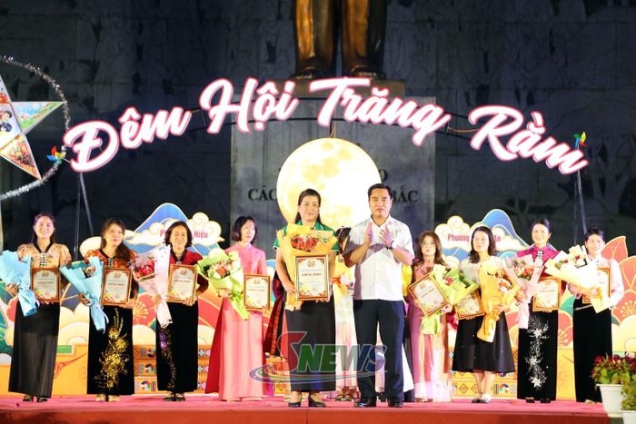 Lãnh đạo phường Chiềng Sinh trao giải nhất phần thi trưng bày mâm cỗ Trung thu cho Đội thi Tô Hiệu 1.