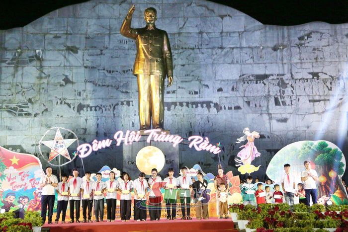 Lãnh đạo phường Chiềng An, Chiềng Cơi tặng quà cho học sinh có hoàn cảnh khó khăn.