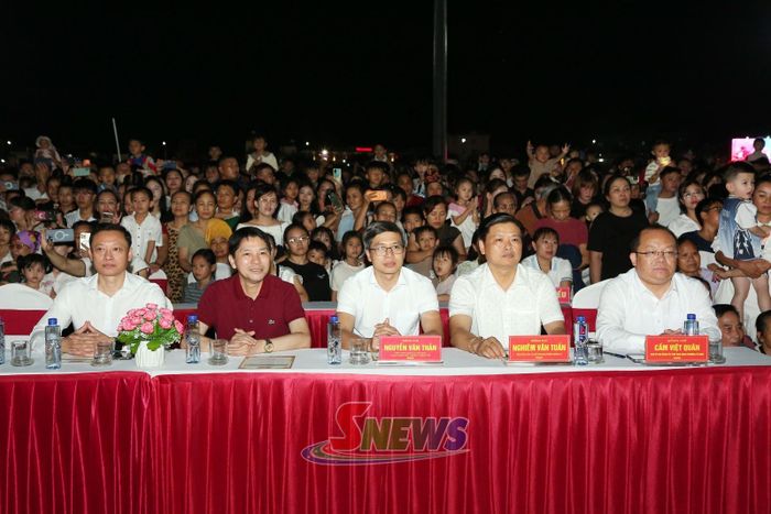 Các đại biểu tham dự đêm hội.