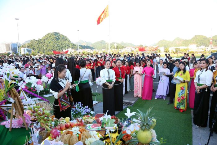 Ban giám khảo chấm phần thi trưng bày mâm cỗ Trung thu.