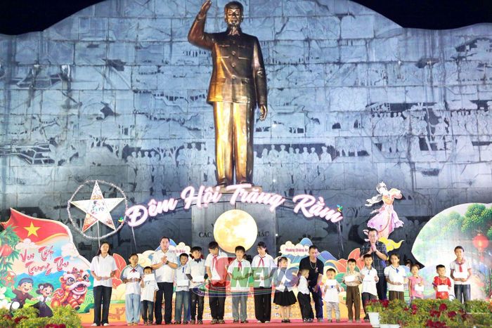 Lãnh đạo phường Tô Hiệu, Chiềng Sinh tặng quà cho học sinh có hoàn cảnh khó khăn.