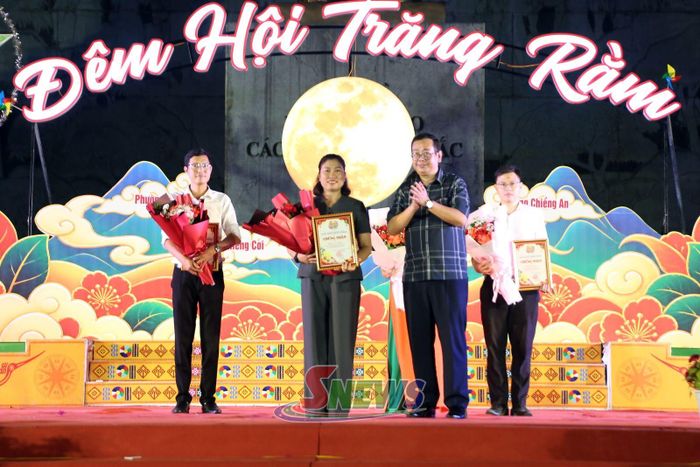 Lãnh đạo phường Tô Hiệu trao giải nhất phần thi diễn diễu xe linh vật và đèn Trung thu cho Đội thi phường Tô Hiệu.