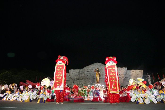 Phần thi diễn diễu xe linh vật và đèn Trung thu kết hợp múa phụ họa của phường Tô Hiệu.