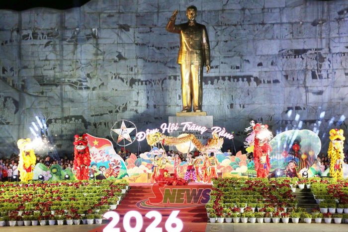 Màn trình diễn múa lân sư rồng tại đêm hội.