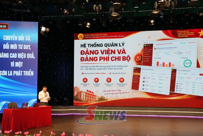 Công chức UBND phường Chiềng An trình bày giải pháp “Hệ thống quản lý đảng viên và đảng phí chi bộ trên nền tảng số”.