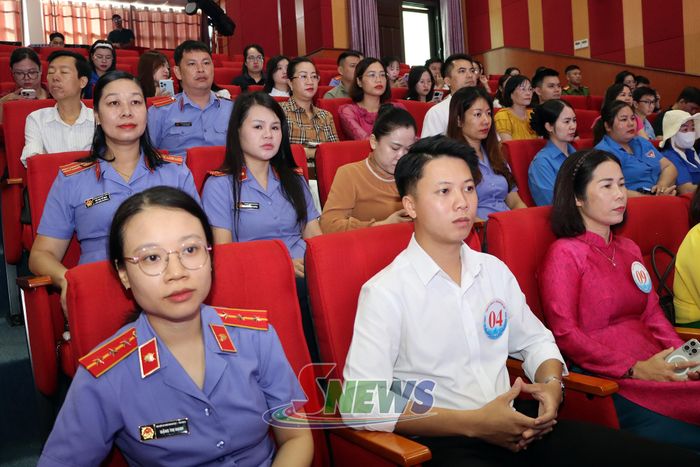 Cán bộ, công chức, viên chức tham gia cổ vũ cho các đội thi.