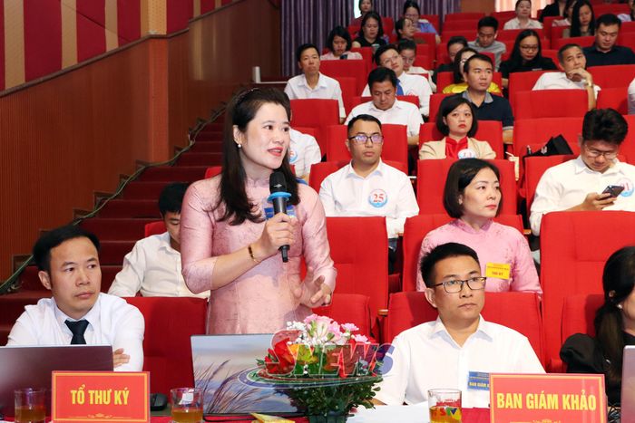 Ban Giám khảo đặt câu hỏi cho nhóm tác giả.