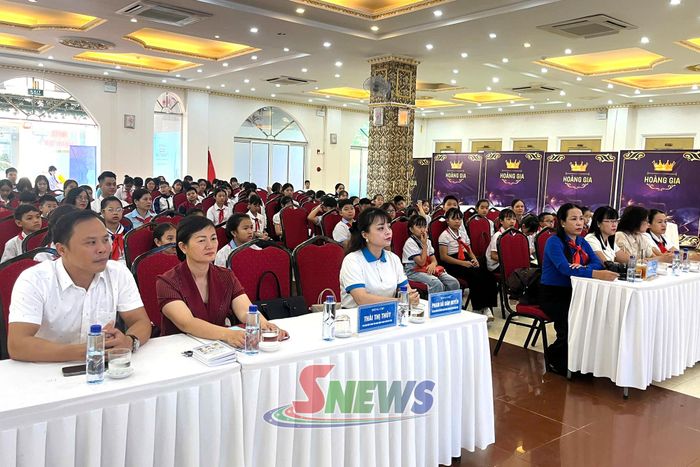 Các đại biểu tham dự khai mạc.