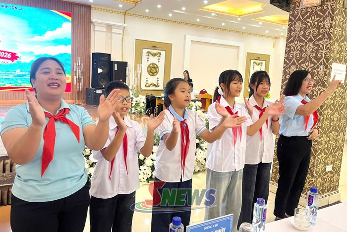 Giáo viên tổng phụ trách Đội và các chỉ huy Đội thực hành làm việc nhóm.
