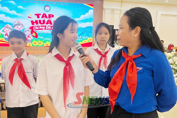 Chuyên gia chương trình hướng dẫn các kỹ năng cho các chỉ huy Đội.
