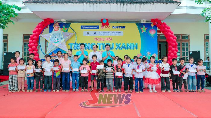 Lãnh đạo Công ty cổ phần Nhựa Bình Minh trao học bổng cho học sinh nghèo vượt khó