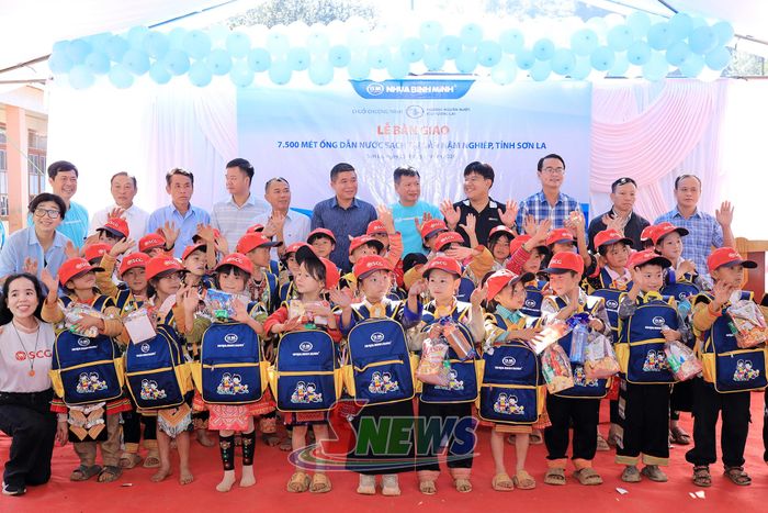 Lãnh đạo xã Ngọc Chiến và các đơn vị tài trợ tặng quà cho học sinh