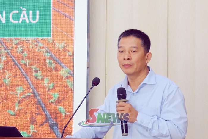 Đại diện Công ty TNHH Nông nghiệp Kaizen giới thiệu giải pháp tưới nông nghiệp thông minh, tưới tiên tiến, tiết kiệm nước.