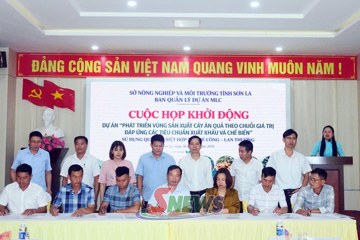 Đại diện Ban Quản lý Dự án, UBND các xã, phường và các HTX ký biên bản cam kết trách nhiệm trong triển khai Dự án.