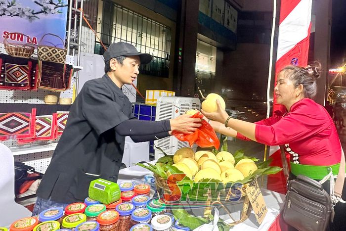 Các sản phẩm OCOP của Sơn La bày bán tại Tuần lễ nông sản và thực phẩm an toàn tỉnh Sơn La năm 2026.