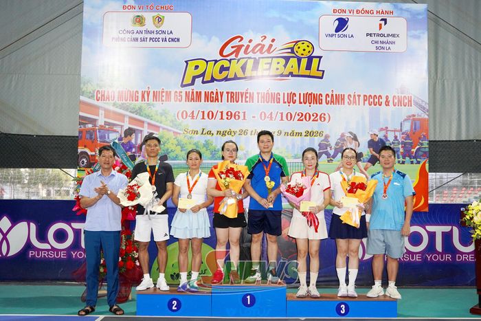 Ban tổ chức trao giải nội dung đôi nam nữ.