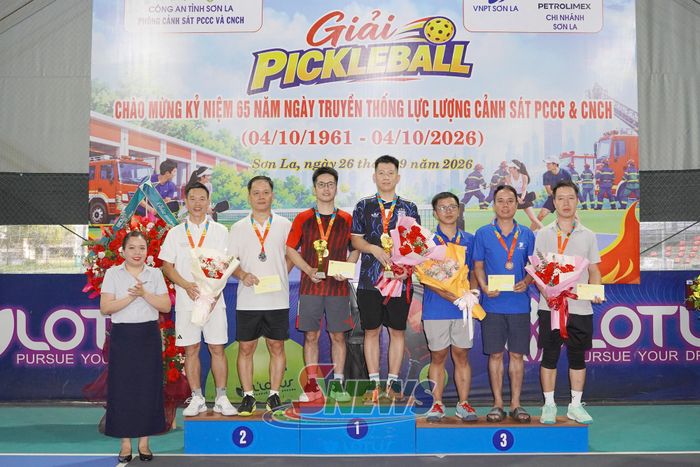 Ban tổ chức trao giải nội dung đôi nam.