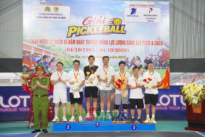 Ban tổ chức trao giải nội dung đôi nam lãnh đạo.