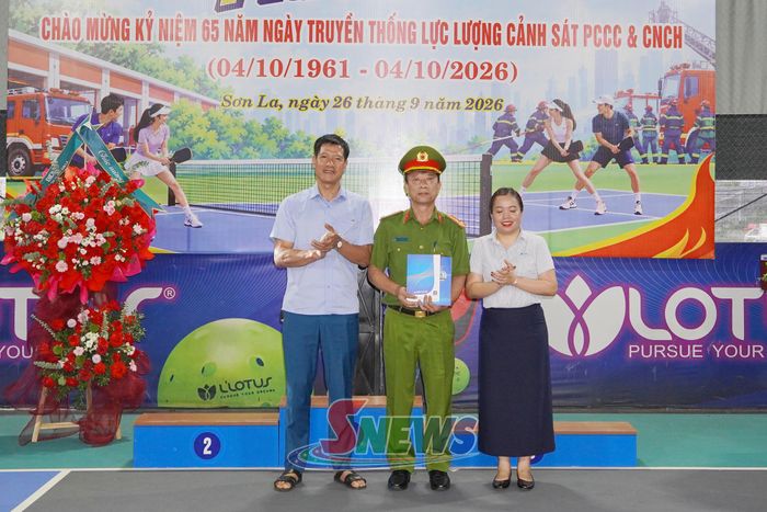 Các đơn vị đồng hành tặng quà cho Phòng Cảnh sát PCCC&CNCH, Công an tỉnh
