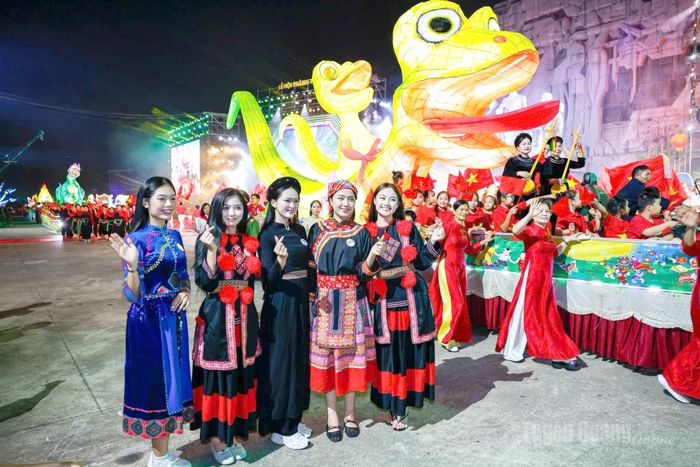Các thí sinh Hoa hậu Việt Nam 2026 tham gia các hoạt động trong khuôn khổ lễ hội Thành Tuyên.