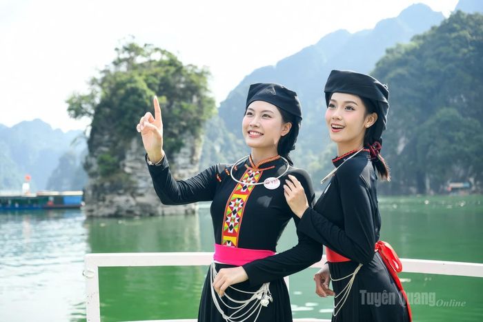 Các người đẹp trải nghiệm hành trình theo dòng nước về miền di sản lòng hồ sinh thái Nà Hang - Lâm Bình.