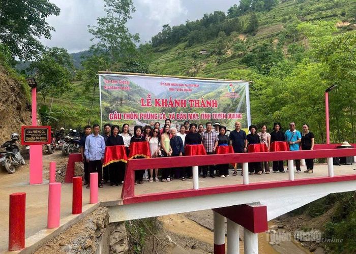 Cầu dân sinh thôn Phủng Cá được xây dựng, góp phần tạo thuận lợi cho người dân.