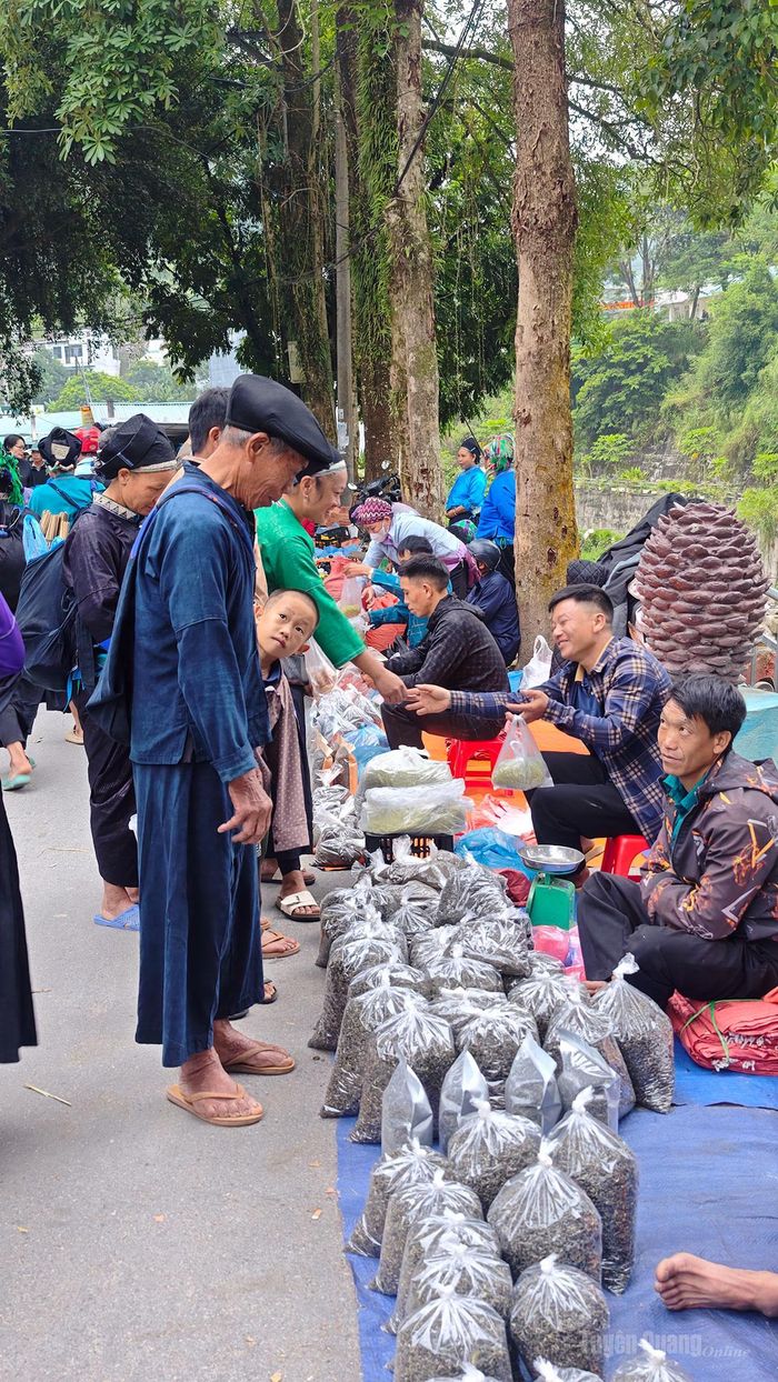 Đồng bào thường mang bán các loại nông sản là chủ yếu.
