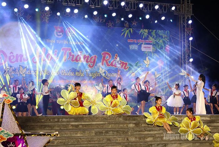 Tiết mục nghệ thuật tại đêm hội.