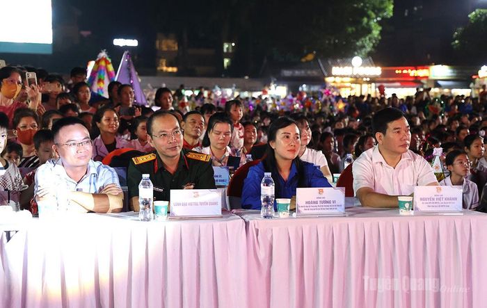 Các đại biểu dự đêm hội.