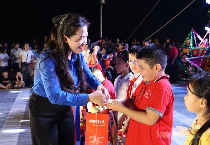 Bí thư Tỉnh đoàn Dương Minh Nguyệt trao học bổng cho các em thiếu nhi vượt khó.