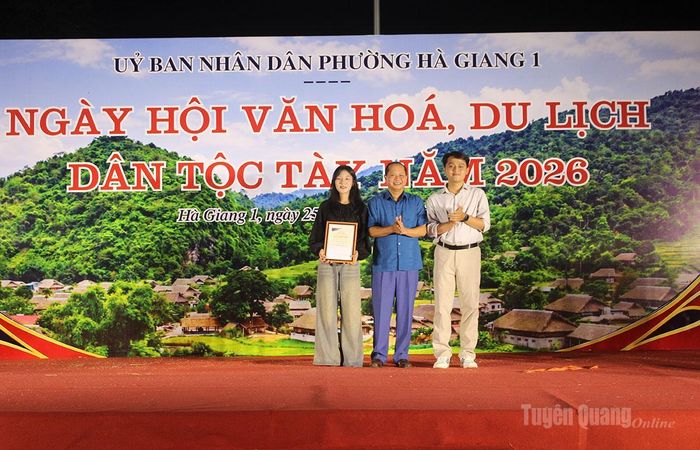 Lãnh đạo phường Hà Giang 1 trao giải Nhất Cuộc thi sáng tạo video truyền thông số quảng bá du lịch.