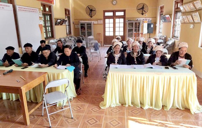 Toàn cảnh lớp tập huấn truyền dạy văn hóa dân gian dân tộc Dao Tiền tại Nhà văn hóa thôn Khuổi Xoan, xã Minh Quang.