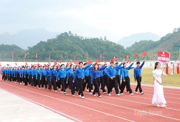 Khối Đoàn Thanh niên diễu hành.